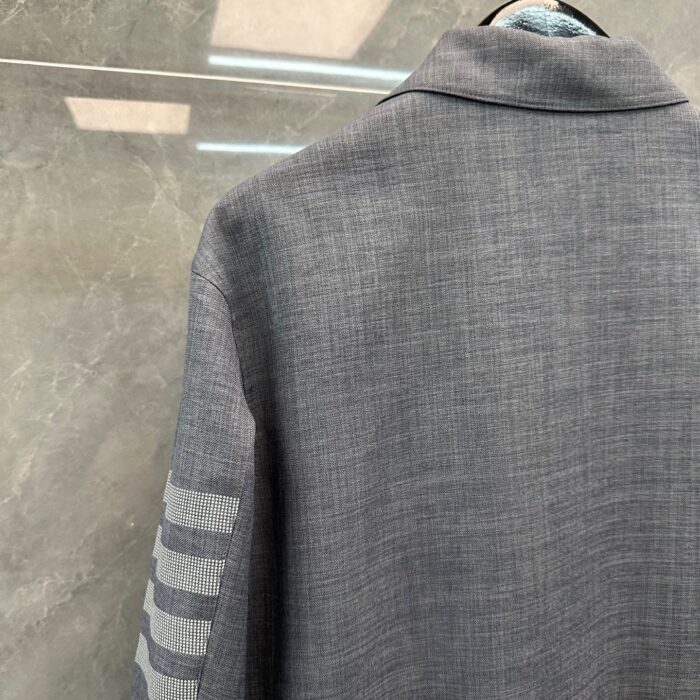 Camicia grigia versatile con colletto e dettagli sportive a strisce.