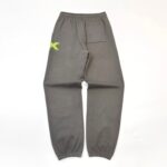 Pantaloni jogger grigi con logo neon giallo, vita ed elastici alle caviglie, stile sportivo.