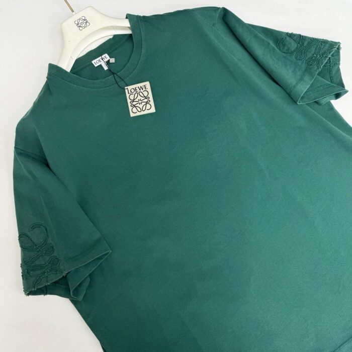Maglietta verde scuro casual con logo minimalista, tessuto morbido e stile versatile.