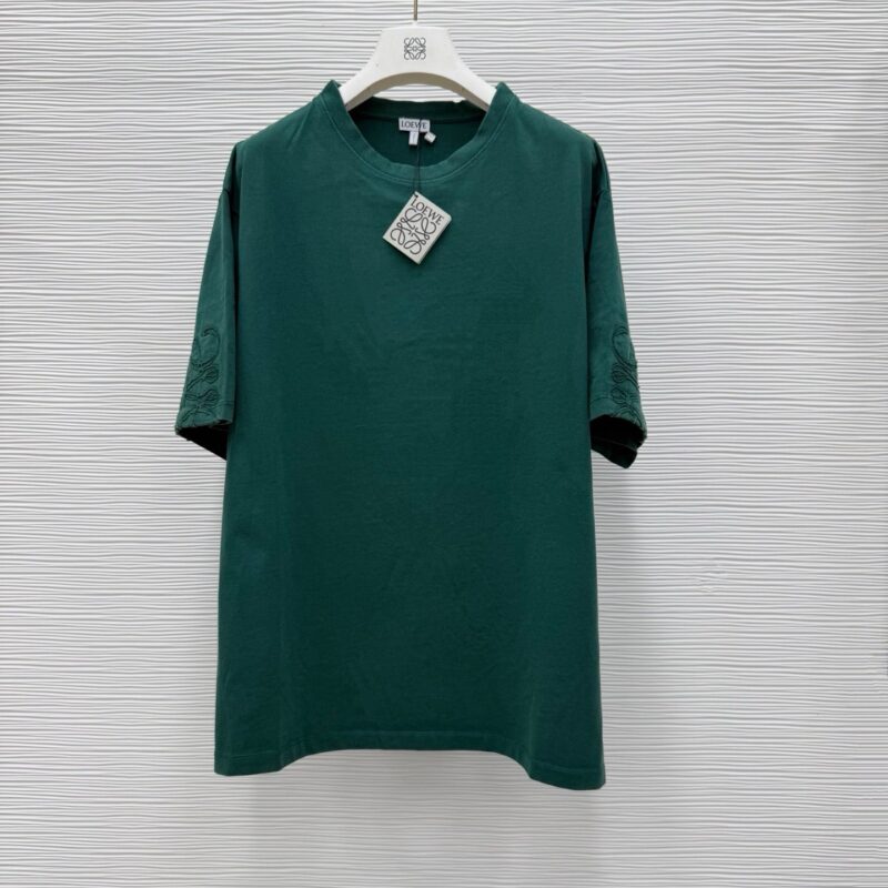 T-shirt verde scuro con ricami sulle maniche, stile casual e design minimalista.