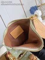 Borsa donna verde di lusso con interno elegante, dettagli raffinati e zip dorata.