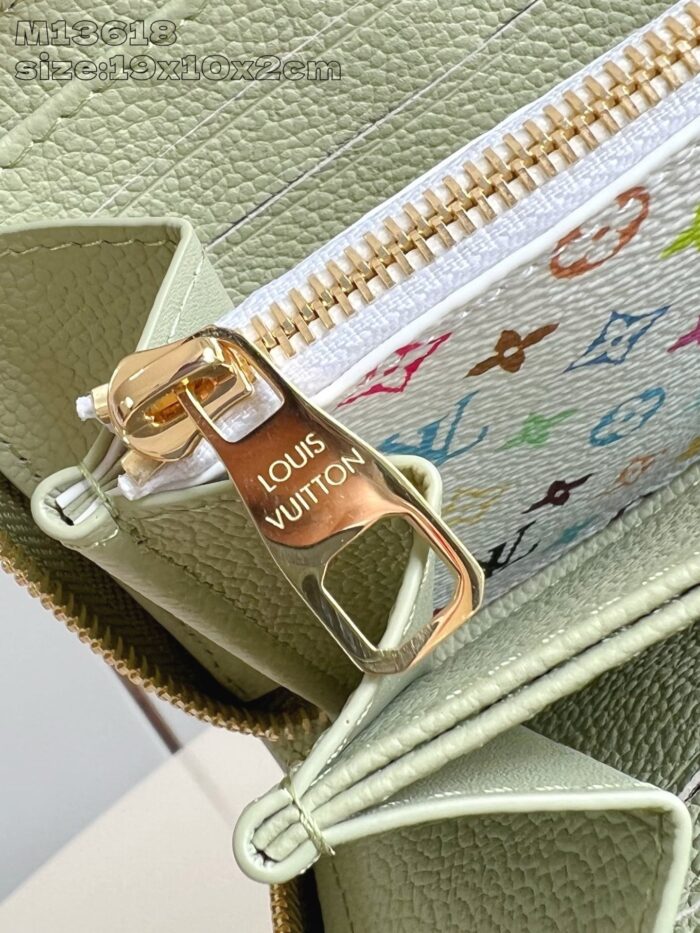 Borsa Louis Vuitton verde pastello con dettagli in pelle e zip dorato di lusso.