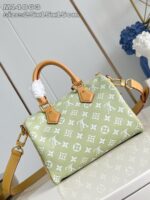 Borsa di lusso verde con logo monogramma in pelle tan, stile elegante e versatile.