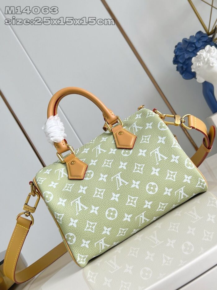 Borsa di lusso verde con logo monogramma in pelle tan, stile elegante e versatile.