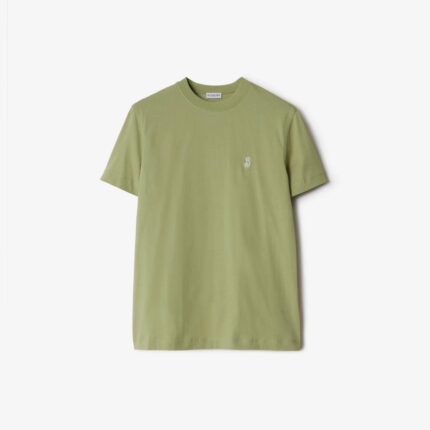 Maglietta verde pastello minimalista, comoda, versatile, con logo discreto, perfetta per look casual.