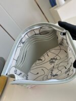 Borsa organizer pastello con compartimenti interni decorativi e zip per praticità e stile.