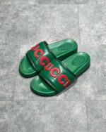 Sandali slip-on verdi con logo rosso, stile moderno e confortevole per look casual chic.