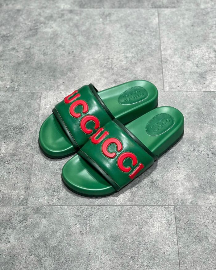 Sandali slip-on verdi con logo rosso, stile moderno e confortevole per look casual chic.