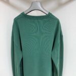 Maglione verde casual a maniche lunghe, comodo e versatile per uomo e donna.