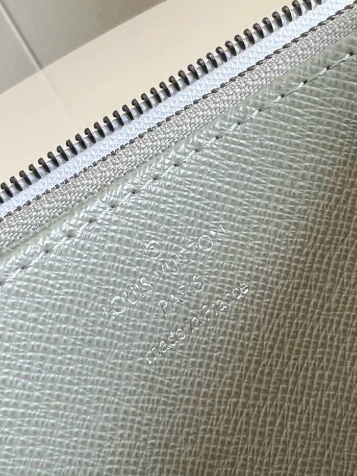 Portafoglio verde in pelle con zip elegante e dettagli di alta qualità.