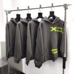 Felpe grigie con grafica neon verde X3 e 5, stile streetwear moderno e confortevole.