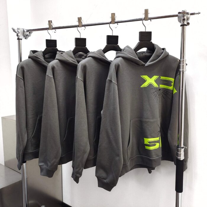 Felpe grigie con grafica neon verde X3 e 5, stile streetwear moderno e confortevole.