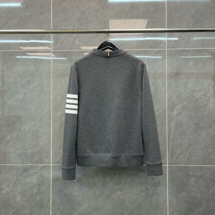Felpa grigia sportiva con strisce bianche, ideale per outfit casual e moderne.