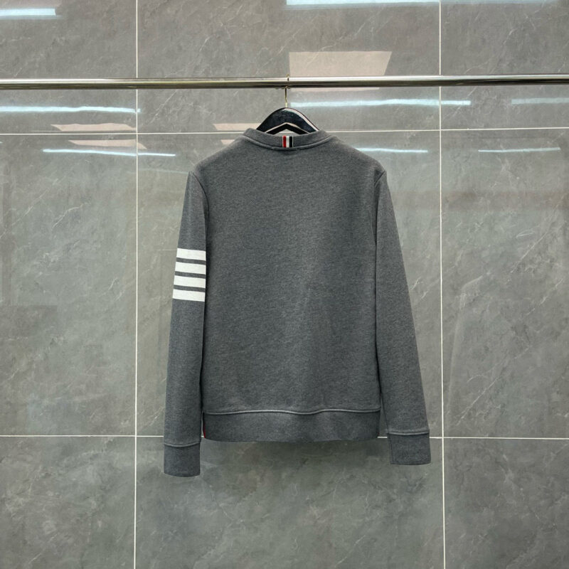 Felpa grigia sportiva con strisce bianche, ideale per outfit casual e moderne.