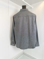 Camicia grigia casual da uomo in tessuto morbido, stile semplice e versatile.