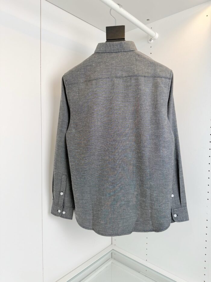 Camicia grigia casual da uomo in tessuto morbido, stile semplice e versatile.