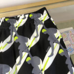 Shorts moda con design artistico, colori vivaci e dettagli moderni, perfetti per look estivi eleganti.