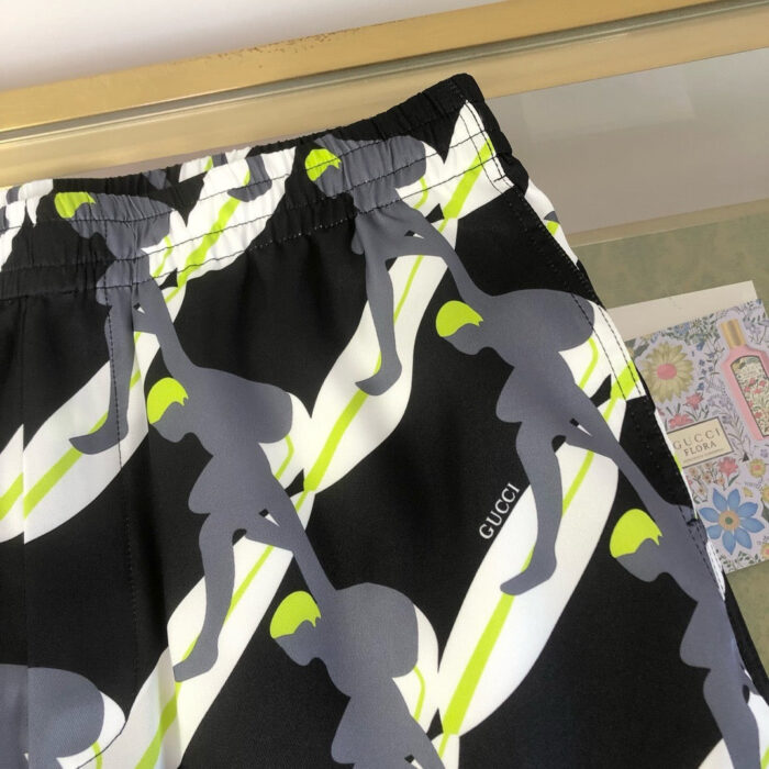 Shorts moda con design artistico, colori vivaci e dettagli moderni, perfetti per look estivi eleganti.