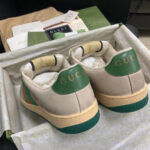 Sneaker Gucci beige con dettagli verdi, stile lusso e packaging esclusivo.