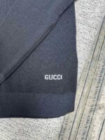 Maglione Gucci nero in cashmere con logo bianco, elegante e di alta qualità.