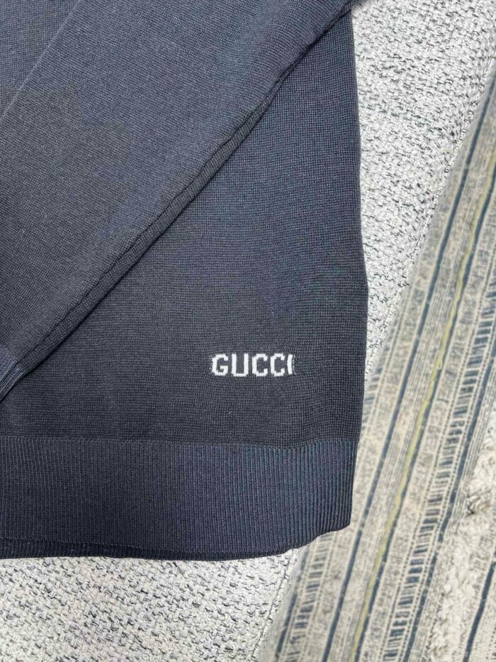 Maglione Gucci nero in cashmere con logo bianco, elegante e di alta qualità.