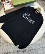 Felpa nera Gucci con logo elegante, stile casual raffinato e comfort di alta qualità.