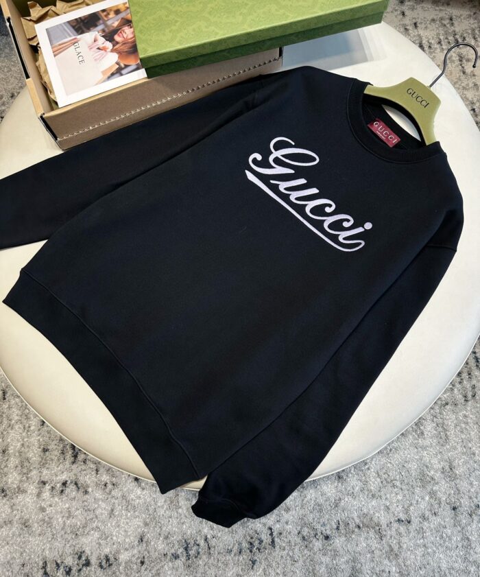 Felpa nera Gucci con logo elegante, stile casual raffinato e comfort di alta qualità.