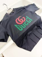Maglietta nera Gucci con logo iconico e stile streetwear di lusso.