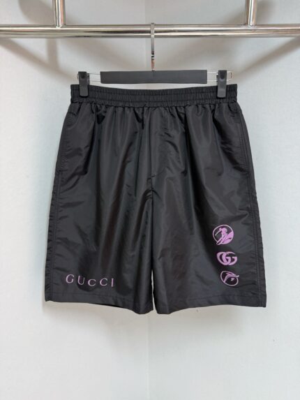 Pantaloncini Gucci neri con logo, dettagli viola e stile luxury casual per ogni occasione.