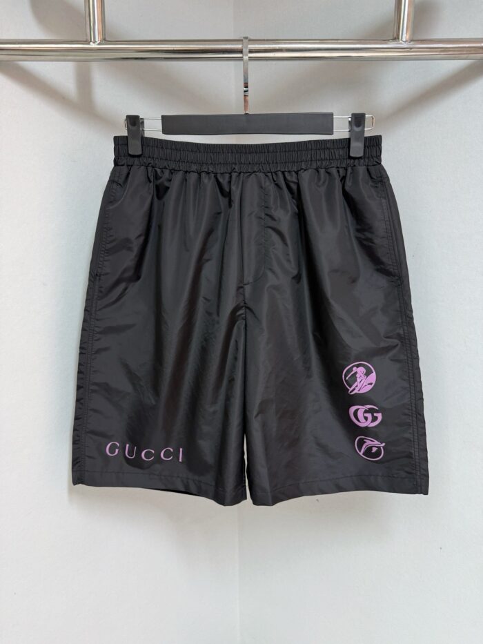 Pantaloncini Gucci neri con logo, dettagli viola e stile luxury casual per ogni occasione.