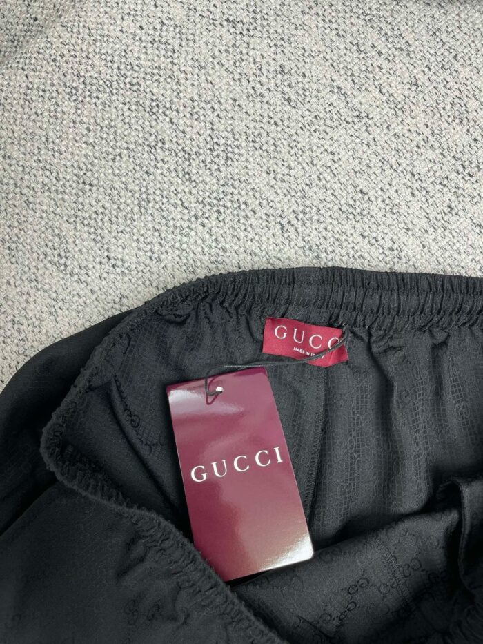Dettaglio di un capo Gucci con etichette eleganti e tessuto di alta qualità.