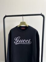Felpa nera Gucci con logo bianco, stile minimalista e di lusso, perfetta per ogni occasione.