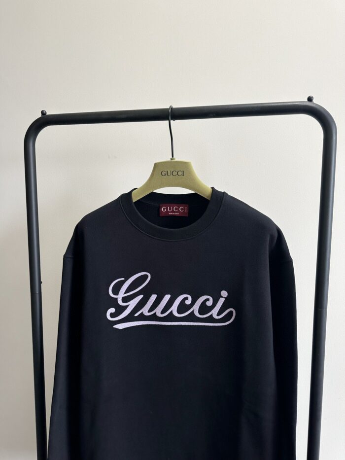 Felpa nera Gucci con logo bianco, stile minimalista e di lusso, perfetta per ogni occasione.