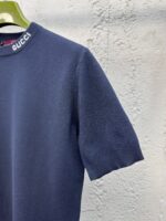 Maglietta Gucci blu con logo, tessuto morbido, maniche corte e stile moderno elegante.