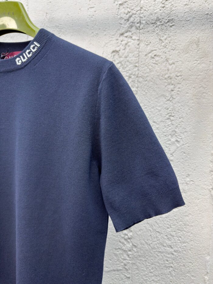 Maglietta Gucci blu con logo, tessuto morbido, maniche corte e stile moderno elegante.