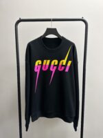 Felpa Gucci nera con logo colorato, stile streetwear, originale e trendy per un look urbano.