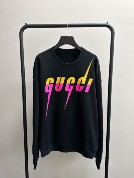 Felpa Gucci nera con logo colorato, stile streetwear, originale e trendy per un look urbano.