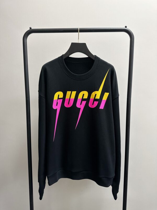 Felpa Gucci nera con logo colorato, stile streetwear, originale e trendy per un look urbano.