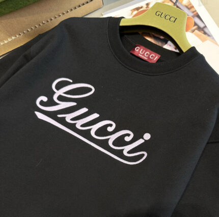 Felpa nera Gucci con logo ricamato, stile streetwear di lusso e alta qualità.
