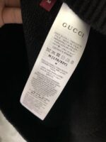 Etichetta Gucci su maglione di lusso con istruzioni e tag taglia M.