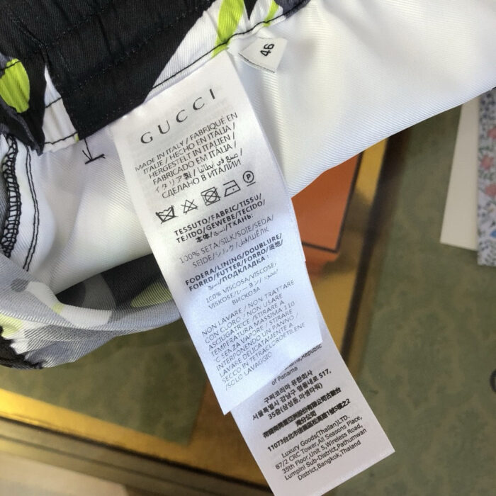 Etichetta Gucci con istruzioni di cura e dettagli di moda di lusso.