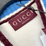 Etichetta Gucci su giacca a quadri in tessuto trame knit, Made in Italy, stile elegante.