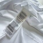 Etichetta Gucci T-shirt bianca in cotone di alta qualità, con istruzioni cura e taglia S