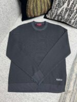 Maglione Gucci grigio a colletto rotondo, stile elegante e versatile per uomo.