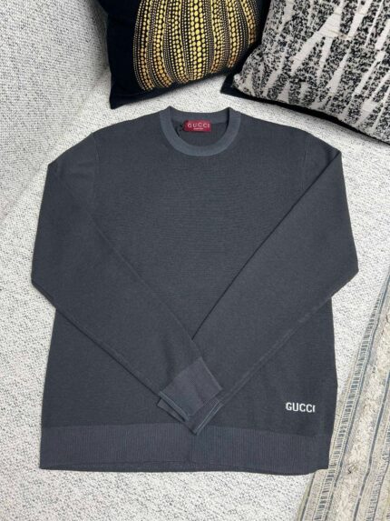 Maglione Gucci grigio a colletto rotondo, stile elegante e versatile per uomo.