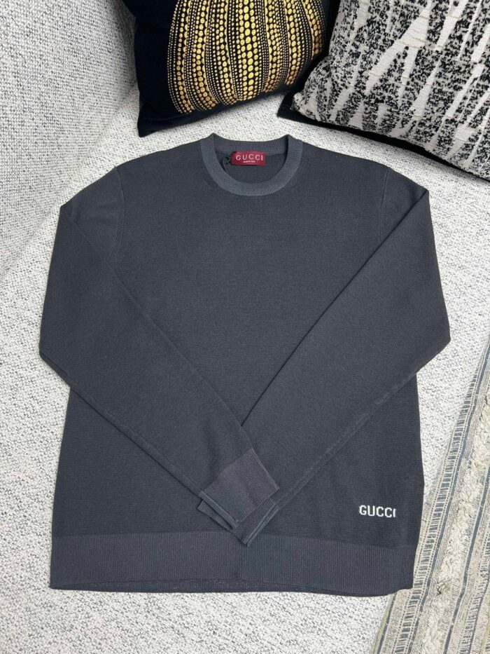 Maglione Gucci grigio a colletto rotondo, stile elegante e versatile per uomo.