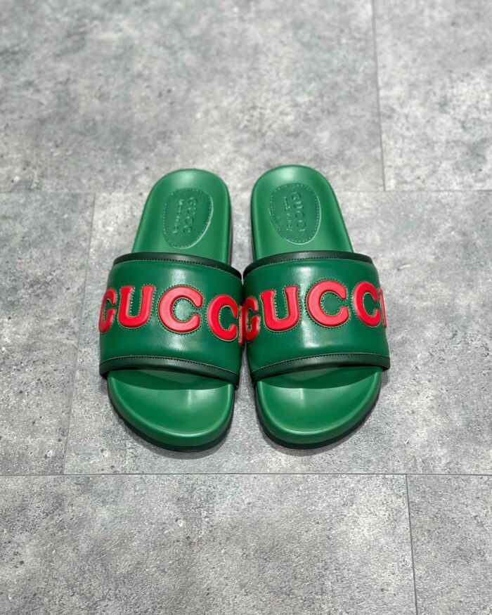 Sandali Gucci verdi con logo rosso, stile casual e lusso per l’estate e il relax.