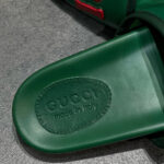 Sandalo Gucci verde in pelle con logo embossato, stile elegante e Made in Italy.