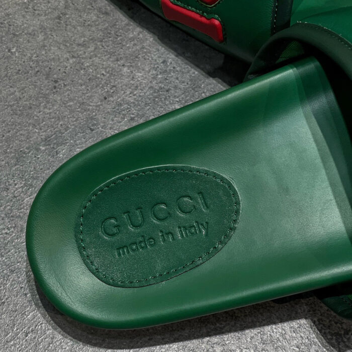 Sandalo Gucci verde in pelle con logo embossato, stile elegante e Made in Italy.
