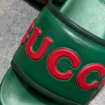 Sandalo slide Gucci verde smeraldo con logo rosso, stile casual e luxury autentico.
